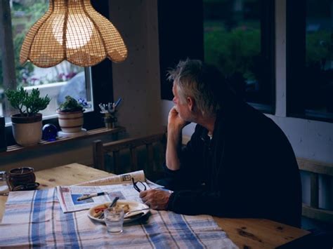Ensamhet – så hanterar du det - Röda Korset